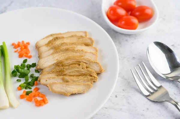 Pechuga Pollo Vapor Plato Blanco Con Cebolletas Zanahorias Picadas Enfoque — Foto de Stock