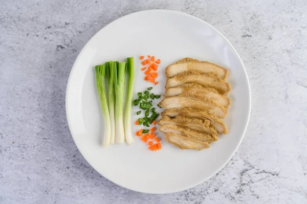 Petto Pollo Vapore Piatto Bianco Con Cipollotti Carote Tritate Focus — Foto Stock