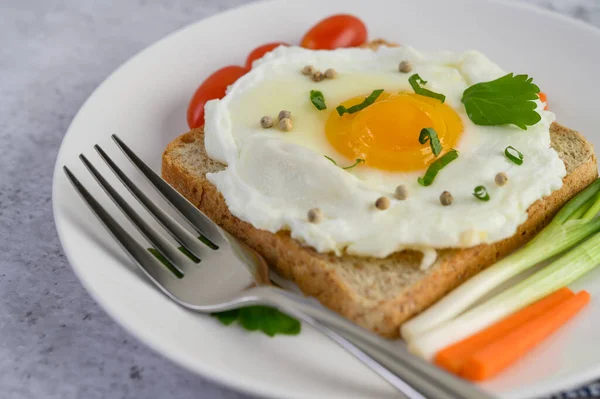 Ein Spiegelei Auf Einem Toast Garniert Mit Paprikaschoten Karotten Und — Stockfoto