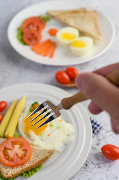 Gebratene Eier Brot Karotten Und Tomaten Auf Einem Weißen Teller — Stockfoto