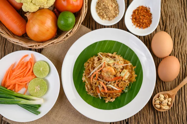 Gamberetti Padthai Una Ciotola Nera Con Uova Cipollotti Condimento Tavola — Foto Stock