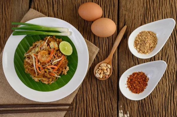 Camarones Padthai Plato Blanco Con Lima Huevos Sobre Mesa Madera —  Fotos de Stock