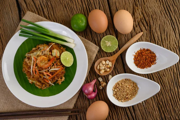 Camarones Padthai Tazón Negro Con Huevos Cebolla Primavera Condimento Una —  Fotos de Stock