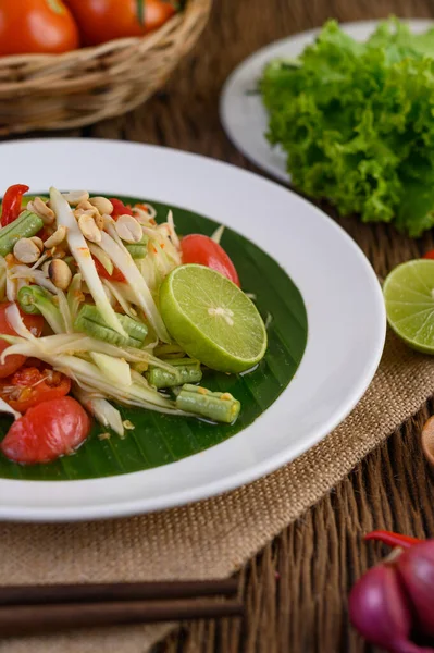 Ensalada Papaya Som Tum Thai Plato Blanco Sobre Una Mesa — Foto de Stock