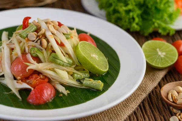 Ensalada Papaya Som Tum Thai Plato Blanco Sobre Una Mesa —  Fotos de Stock