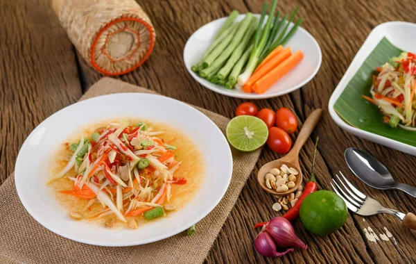 Ensalada Papaya Som Tum Thai Plato Blanco Sobre Una Mesa — Foto de Stock