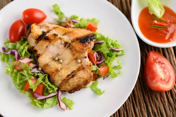 Ayam Panggang Piring Putih Dengan Salad Tomat Wortel Dan Cabai — Stok Foto