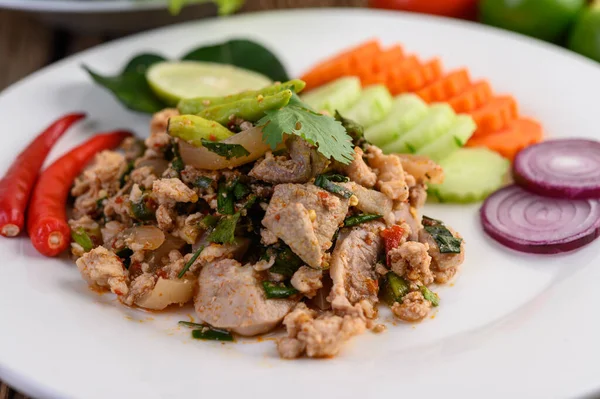Spicy Minced Pork Salad Atas Piring Putih Atas Meja Kayu — Stok Foto