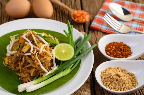 Almohadilla Tailandesa Plato Blanco Con Limón Huevos Condimentos Una Mesa —  Fotos de Stock