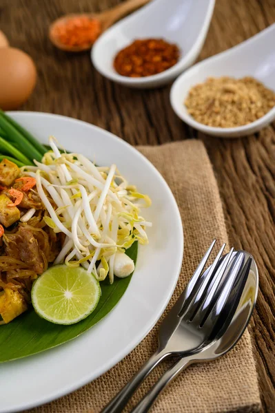 Almohadilla Tailandesa Plato Blanco Con Limón Huevos Condimentos Una Mesa —  Fotos de Stock