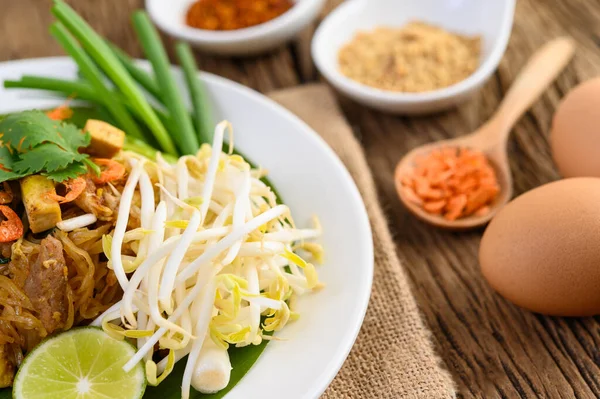 Almohadilla Tailandesa Plato Blanco Con Limón Huevos Condimentos Una Mesa —  Fotos de Stock