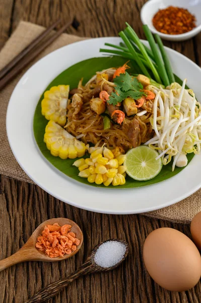 Pad Thai Vit Platta Med Citron Ägg Och Krydda Ett — Stockfoto