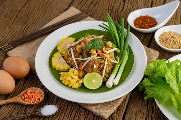 Pad Thai Piatto Bianco Con Limone Uova Condimento Tavolo Legno — Foto Stock