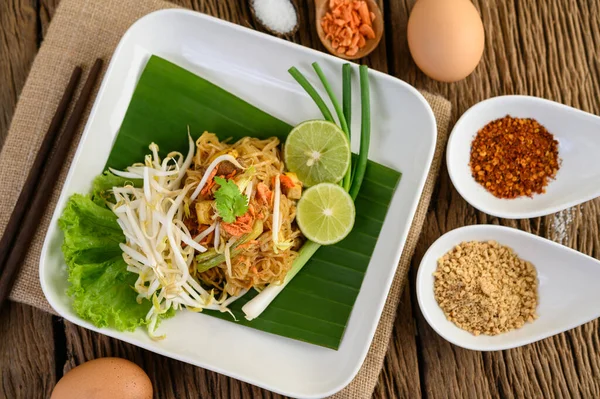 Almohadilla Tailandesa Plato Blanco Con Limón Huevos Condimentos Una Mesa —  Fotos de Stock