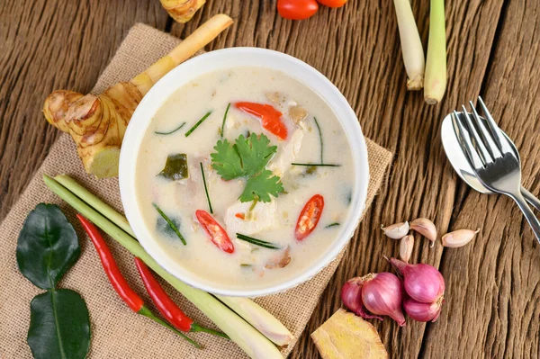 Tom Kha Kai Einer Schüssel Mit Kaffir Limettenblättern Zitronengras Roten — Stockfoto