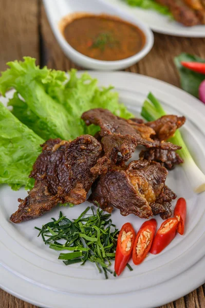 Carne Fritou Comida Tailandesa Uma Chapa Branca Com Cebola Primavera — Fotografia de Stock