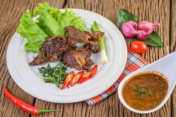Carne Res Frita Comida Tailandesa Plato Blanco Con Cebolla Primavera —  Fotos de Stock