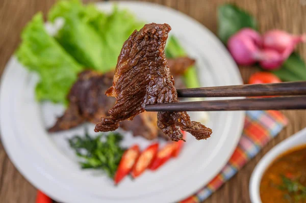 Daging Goreng Makanan Thailand Piring Putih Dengan Bawang Merah Daun — Stok Foto