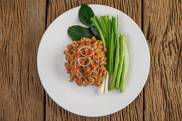 Spicy Minced Pork Salad Piring Putih Dengan Lentil Daun Kapur — Stok Foto