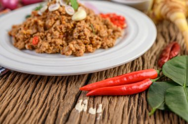 Kırmızı soğanlı, limonlu, sarımsaklı, fasulyeli, kaffir limonlu ve taze soğanlı baharatlı domuz salatası.