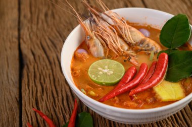 Tom Yum Kung Thai baharatlı karides limon, limon, galangal ve biberli Tayland yemeği.
