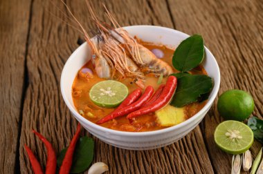 Tom Yum Kung Thai baharatlı karides limon, limon, galangal ve biberli Tayland yemeği.