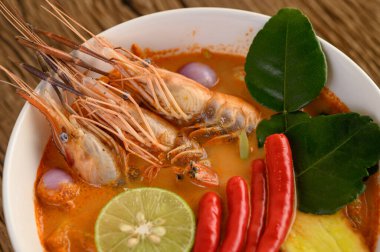 Tom Yum Kung Thai baharatlı karides limon, limon, galangal ve biberli Tayland yemeği.