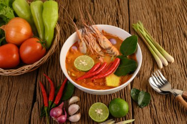 Tom Yum Kung Thai baharatlı karides limon, limon, galangal ve biberli Tayland yemeği.
