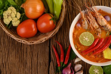 Tom Yum Kung Thai baharatlı karides limon, limon, galangal ve biberli Tayland yemeği.