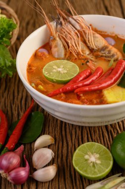 Tom Yum Kung Thai baharatlı karides limon, limon, galangal ve biberli Tayland yemeği.