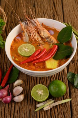 Tom Yum Kung Thai baharatlı karides limon, limon, galangal ve biberli Tayland yemeği.