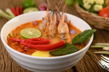 Tom Yum Kung Thai baharatlı karides limon, limon, galangal ve biberli Tayland yemeği.