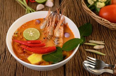 Tom Yum Kung Thai baharatlı karides limon, limon, galangal ve biberli Tayland yemeği.