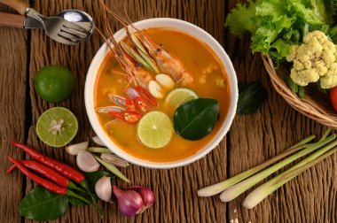 Tom Yum Kung Thai baharatlı karides limon, limon, galangal ve biberli Tayland yemeği.