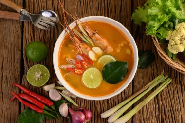 Tom Yum Kung Thai baharatlı karides limon, limon, galangal ve biberli Tayland yemeği.