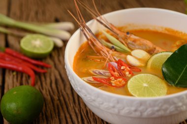 Tom Yum Kung Thai baharatlı karides limon, limon, galangal ve biberli Tayland yemeği.