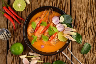 Tom Yum Kung Thai baharatlı karides limon, limon, galangal ve biberli Tayland yemeği.