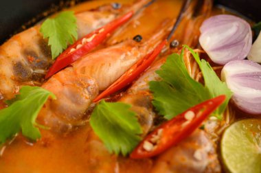 Tom Yum Kung Thai baharatlı karides limon, limon, galangal ve biberli Tayland yemeği.