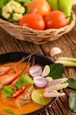 Tom Yum Kung Thai baharatlı karides limon, limon, galangal ve biberli Tayland yemeği.