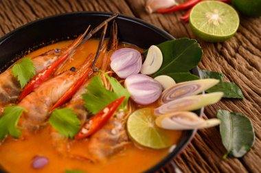 Tom Yum Kung Thai baharatlı karides limon, limon, galangal ve biberli Tayland yemeği.