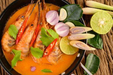 Tom Yum Kung Thai baharatlı karides limon, limon, galangal ve biberli Tayland yemeği.