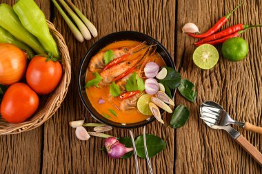Tom Yum Kung Thai baharatlı karides limon, limon, galangal ve biberli Tayland yemeği.