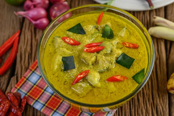 Curry Vert Dans Bol Avec Citron Vert Oignon Rouge Citronnelle — Photo