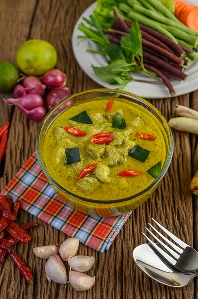 Groene Curry Een Kom Met Vork Lepel Houten Tafel — Stockfoto