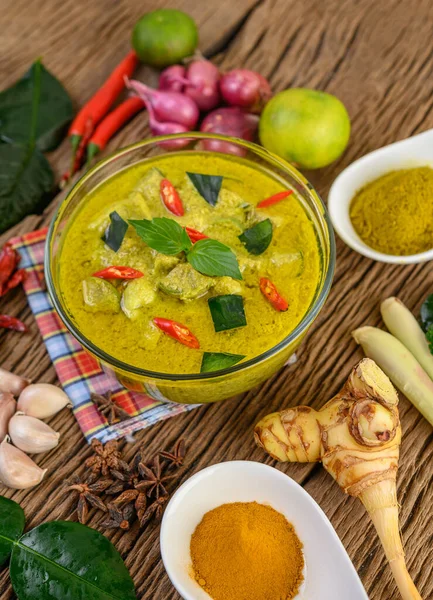 Groene Curry Een Kom Specerijen Houten Tafel — Stockfoto