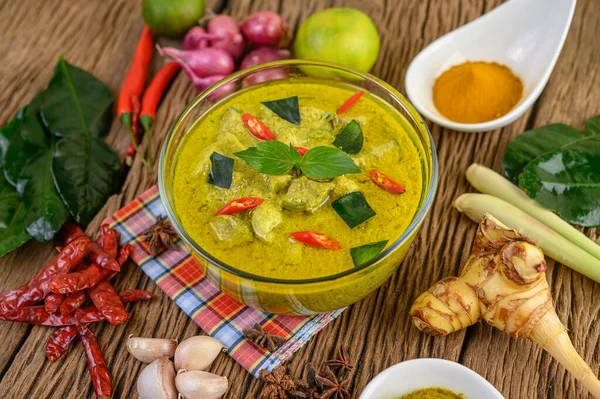 Curry Vert Dans Bol Épices Sur Table Bois — Photo