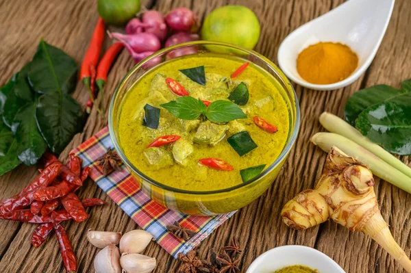 Curry Verde Una Ciotola Spezie Sul Tavolo Legno — Foto Stock