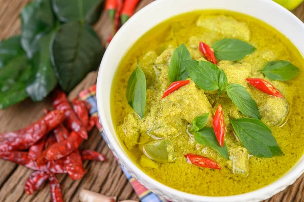 Curry Vert Dans Bol Avec Citron Vert Oignon Rouge Citronnelle — Photo