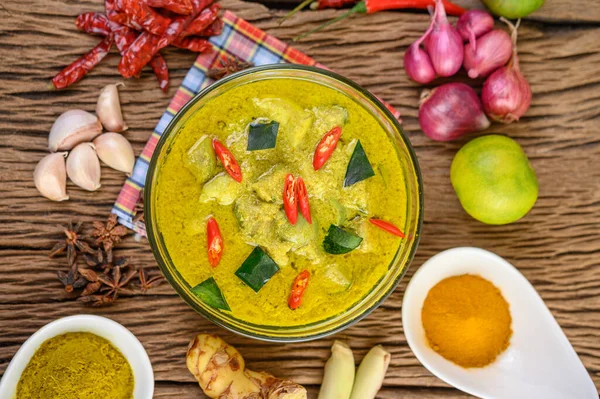 Groene Curry Een Kom Specerijen Houten Tafel — Stockfoto