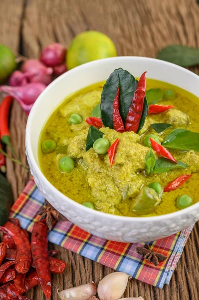 Curry Vert Dans Bol Avec Citron Vert Oignon Rouge Citronnelle — Photo